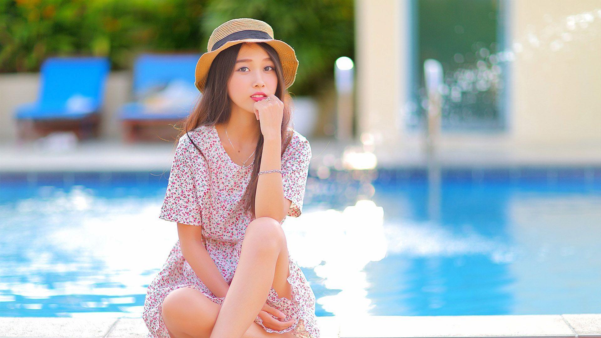 Hd Cute Girl Sitting On The Pool Side Wallpaper - วอลเปเปอร์ สาว น่า รัก Hd - HD Wallpaper 