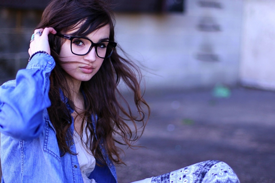 Girl In Glasses - Stylish Girl Pic Hd - 1050x700 Wallpaper 