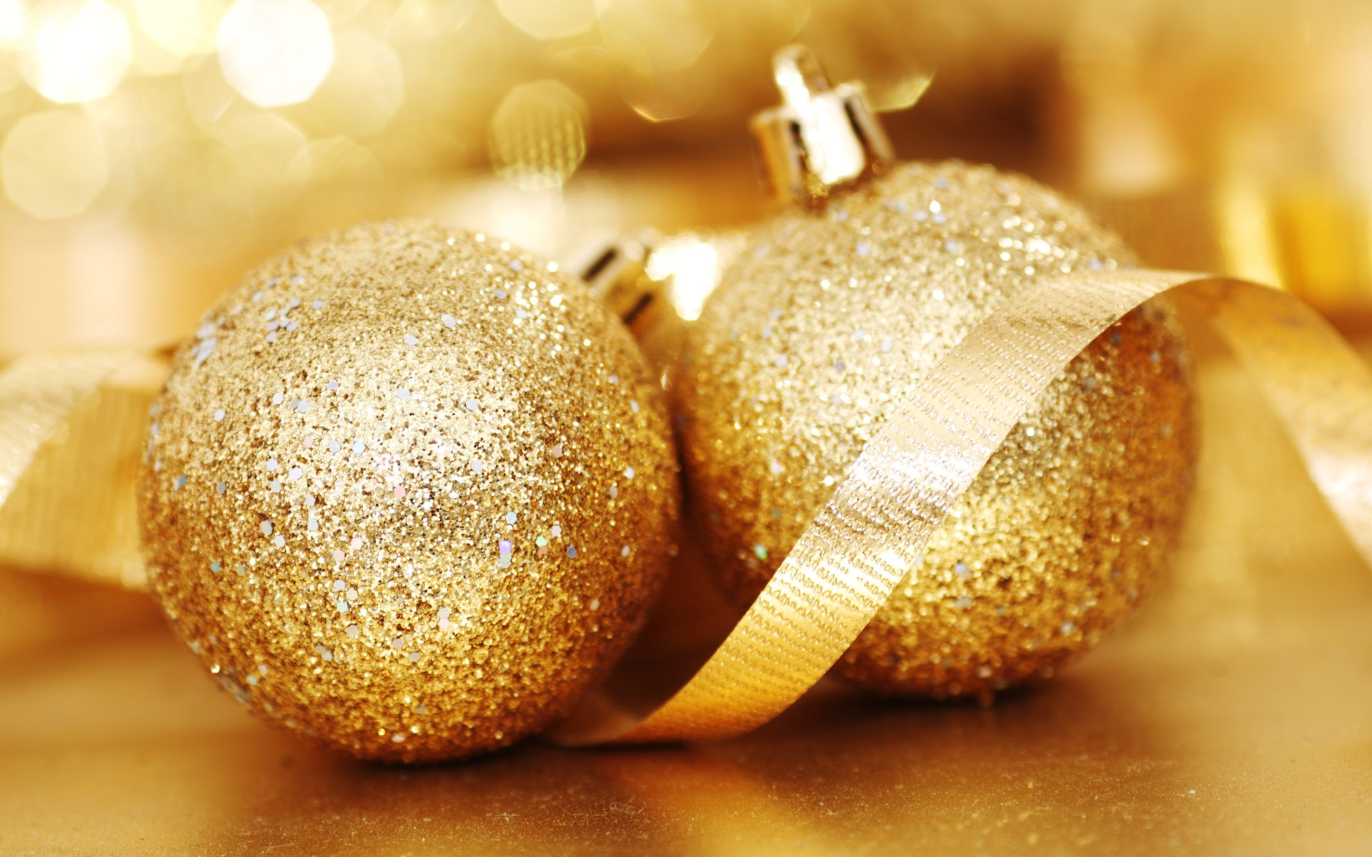 Wallpaper Two Gold Christmas Balls - Gold Christmas Baubles - HD Wallpaper 