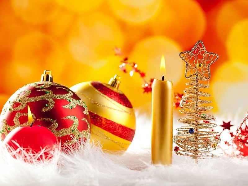 Red & Gold Christmas Ornaments Wallpaper - Lovely Christmas - HD Wallpaper 