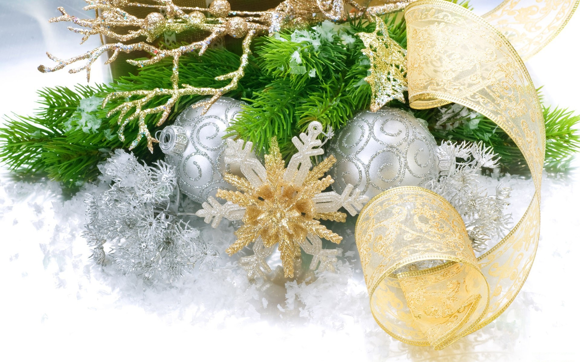 Silver And Gold Christmas Decoration - Beautiful Hd Wallpapers Hd Christmas - HD Wallpaper 
