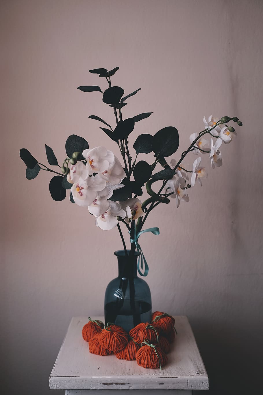White Flower Bouquet Inside Blue Glass Vase, Plant, - Ikebana - HD Wallpaper 