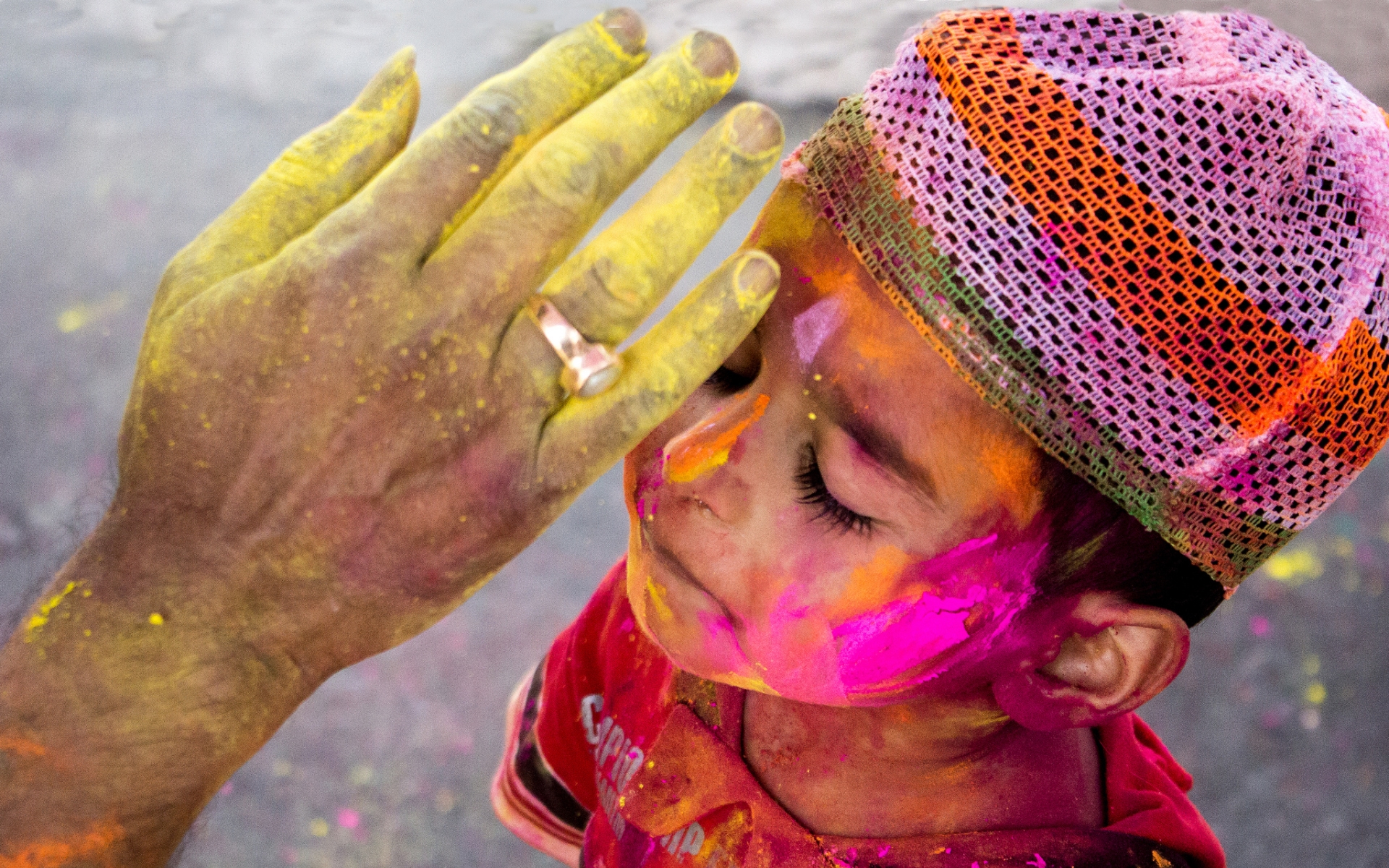 Color Holi In Hands - HD Wallpaper 
