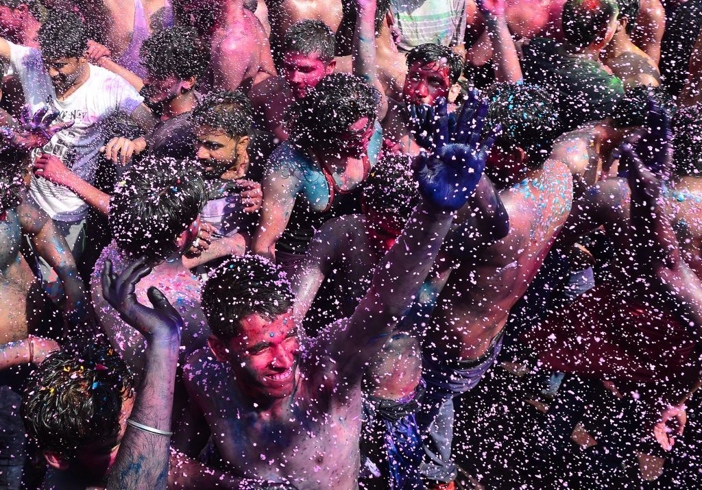Holi Festival In Allahabad - Crowd - HD Wallpaper 