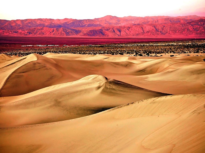 Pink Mountain Desert Wallpaper - Erg - HD Wallpaper 