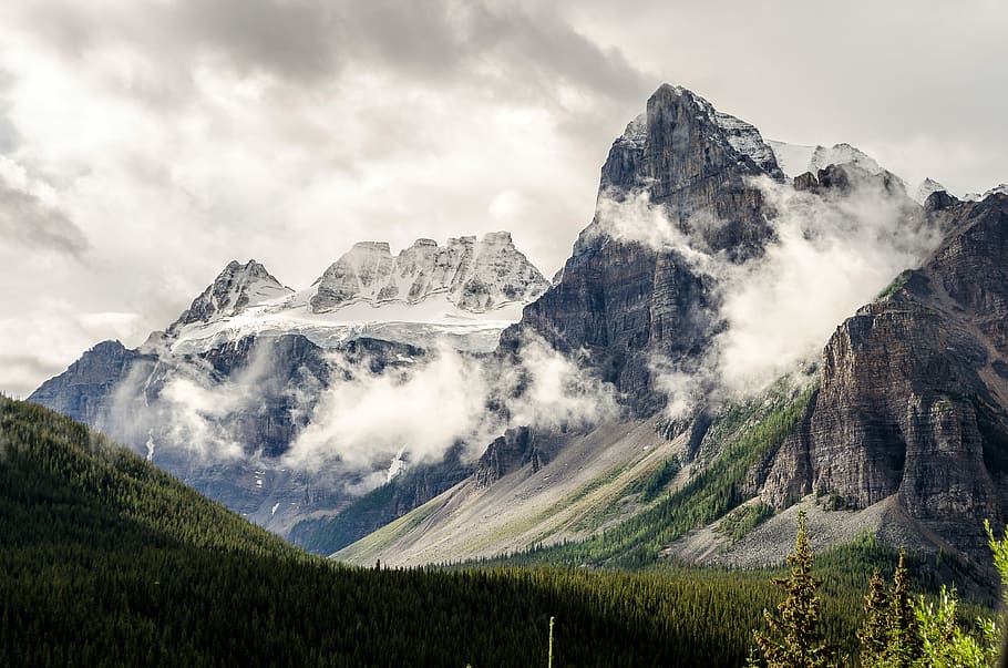 Beautiful Misty Mountains At Jasper National Park, - Moraine Lake - HD Wallpaper 