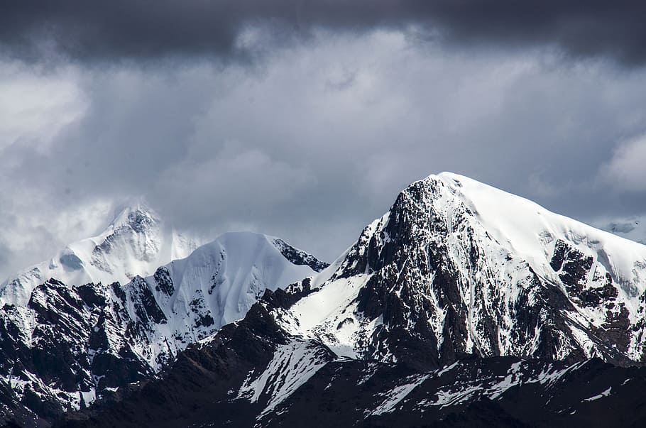 Black And White Mountain Alps Under Cloudy Sky, Gongga, - Snow Mountains - HD Wallpaper 