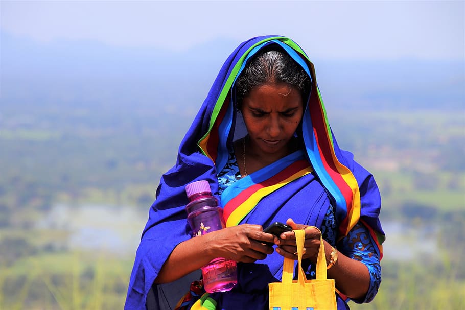 Sari, Phone, Sms, At The Court Of, Colorful, Nature, - Sari - HD Wallpaper 