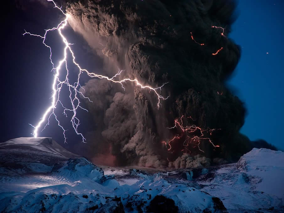 Eyjafjallajökull Volcano, Iceland - National Geographic Volcanic Lightning - HD Wallpaper 