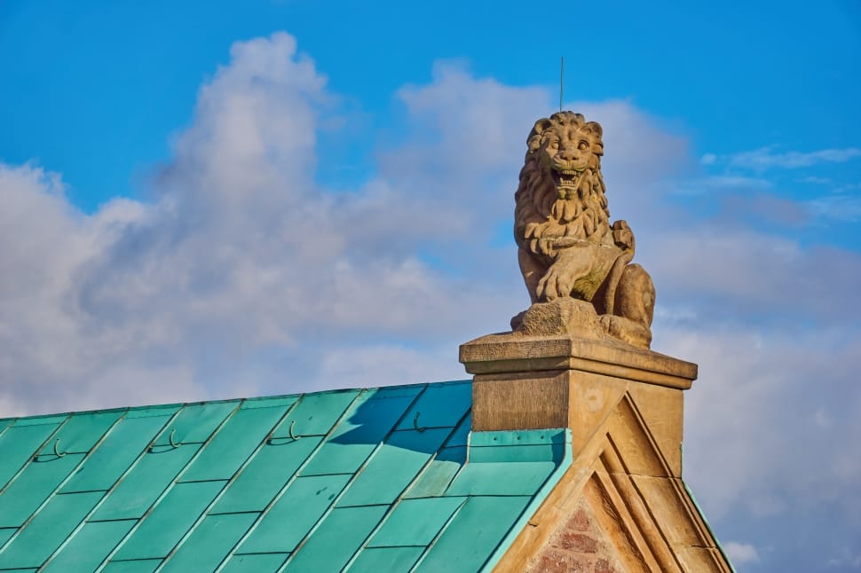 Gold Lion Statue On Top Of Concrete House Preview - Lion Statues House Roof - HD Wallpaper 