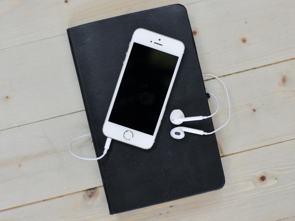Apple Music May Be The Best Streaming Service, But - Free Iphone Mockup Headphones - HD Wallpaper 