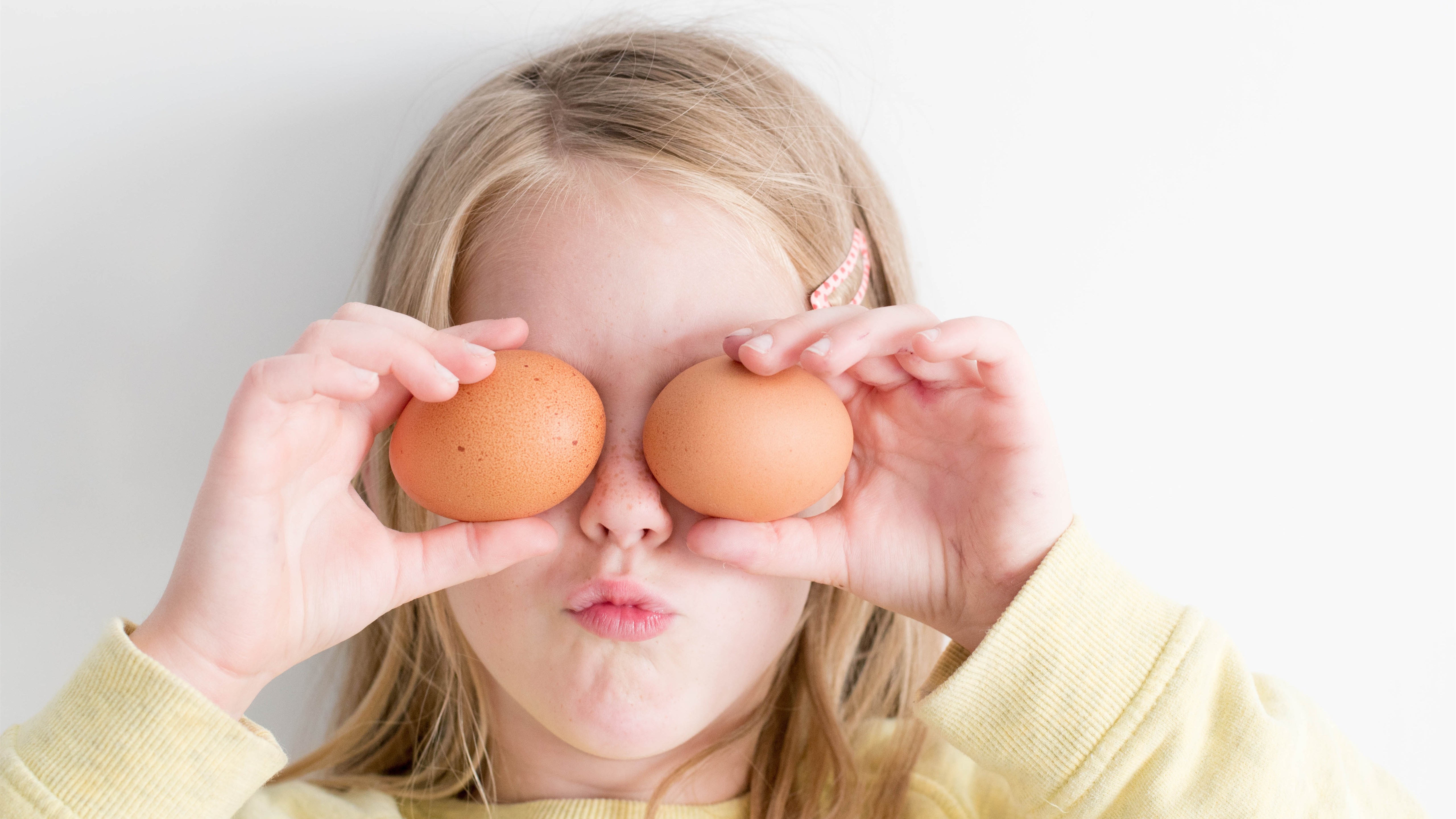 Beautiful Baby Girl Play With Egg 5k Wallpaper - Eating Egg - HD Wallpaper 