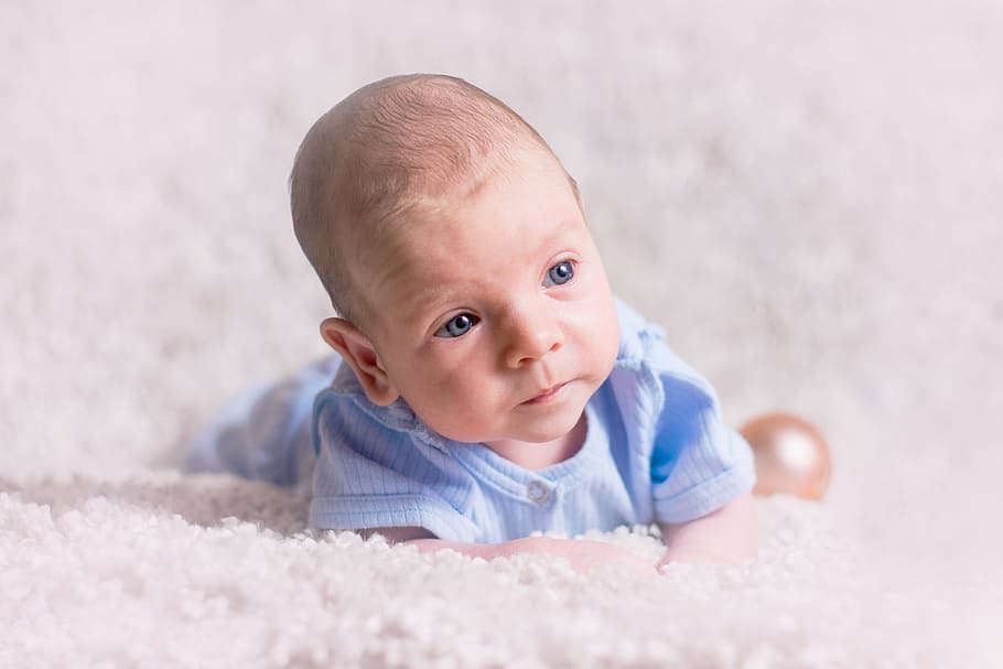 Baby On White Textile, Child, Little, Cute, Small Child, - Bambino Piccolo Carino - HD Wallpaper 