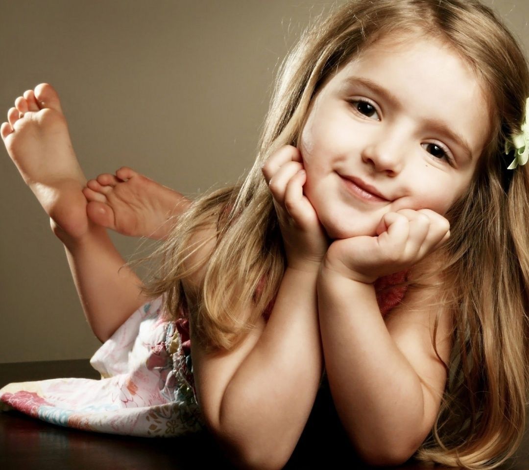 Little Girl Barefoot - HD Wallpaper 
