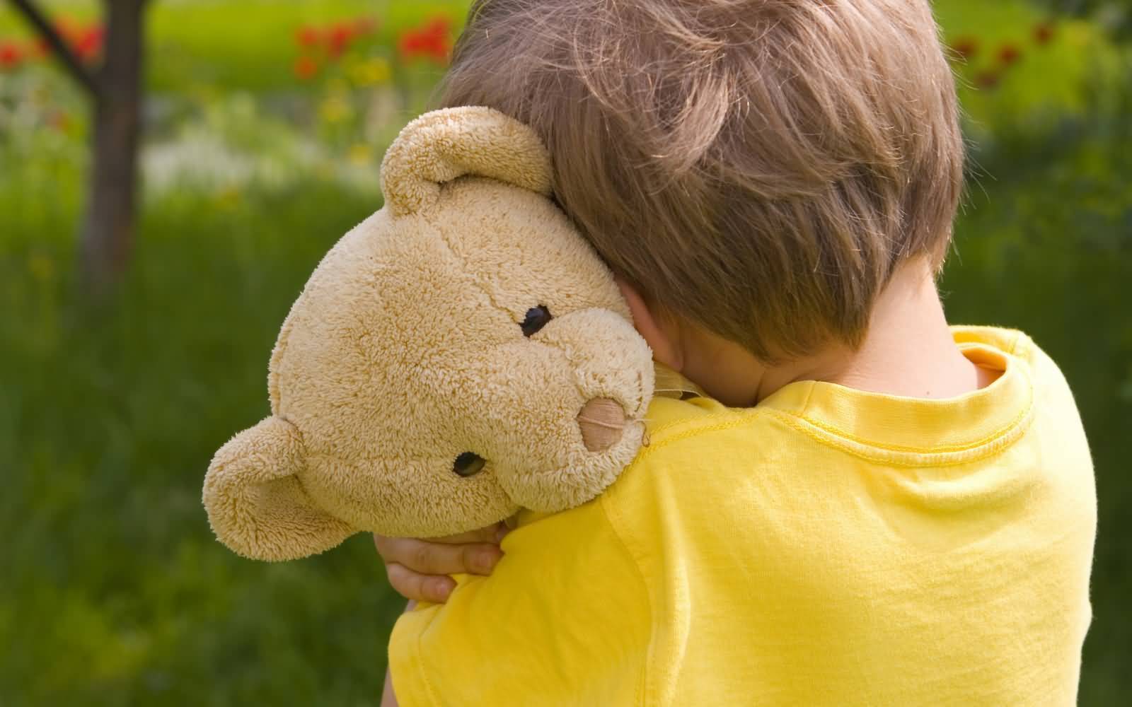 Very Beautiful Baby With A Small Doll Full Hd Wallpaper - Sad Boy With Teddy Bear - HD Wallpaper 