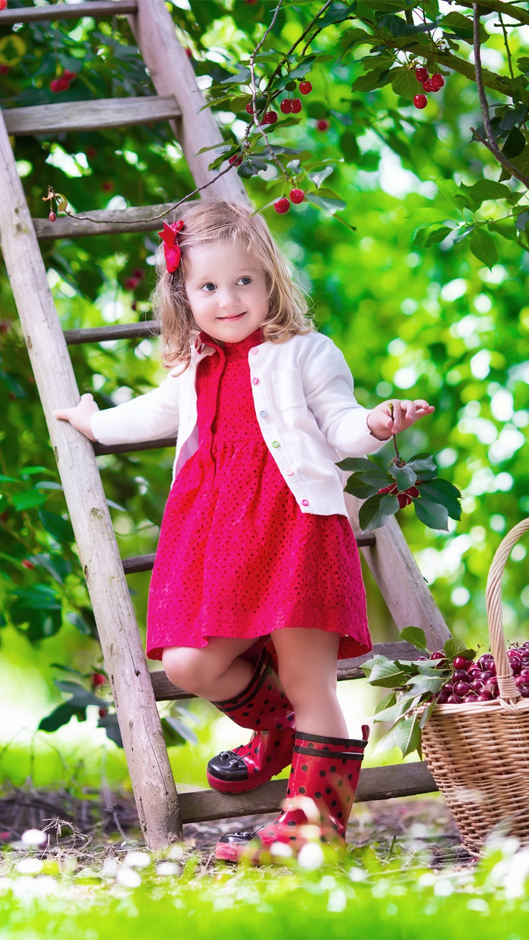 Cute Baby In Garden - HD Wallpaper 
