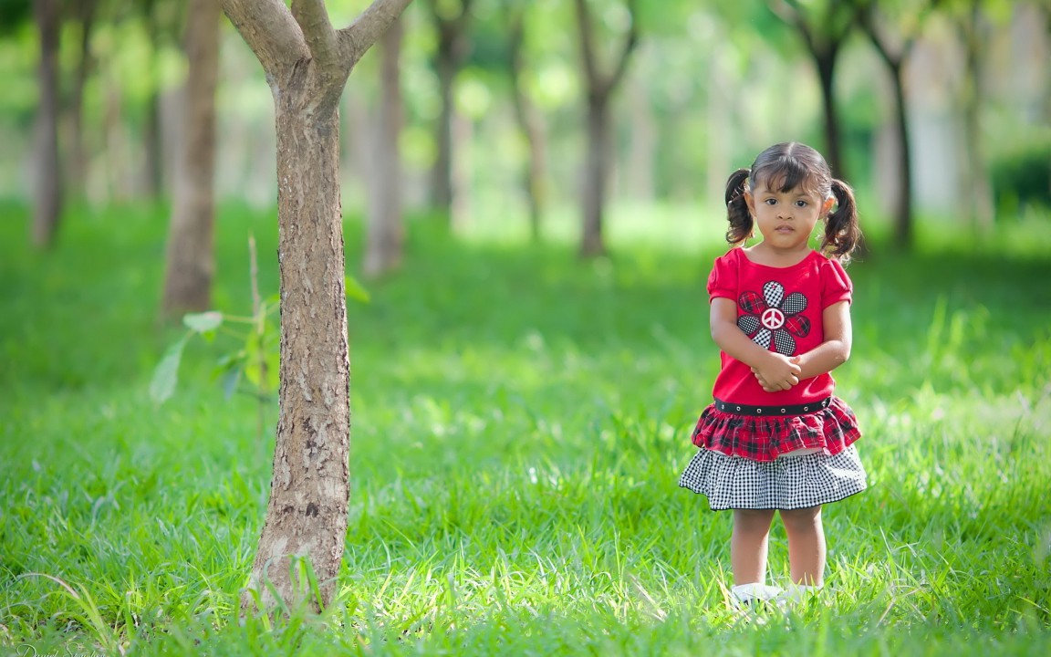Beautiful Cute Little Girl Child Standing Silently - Child Girl - HD Wallpaper 