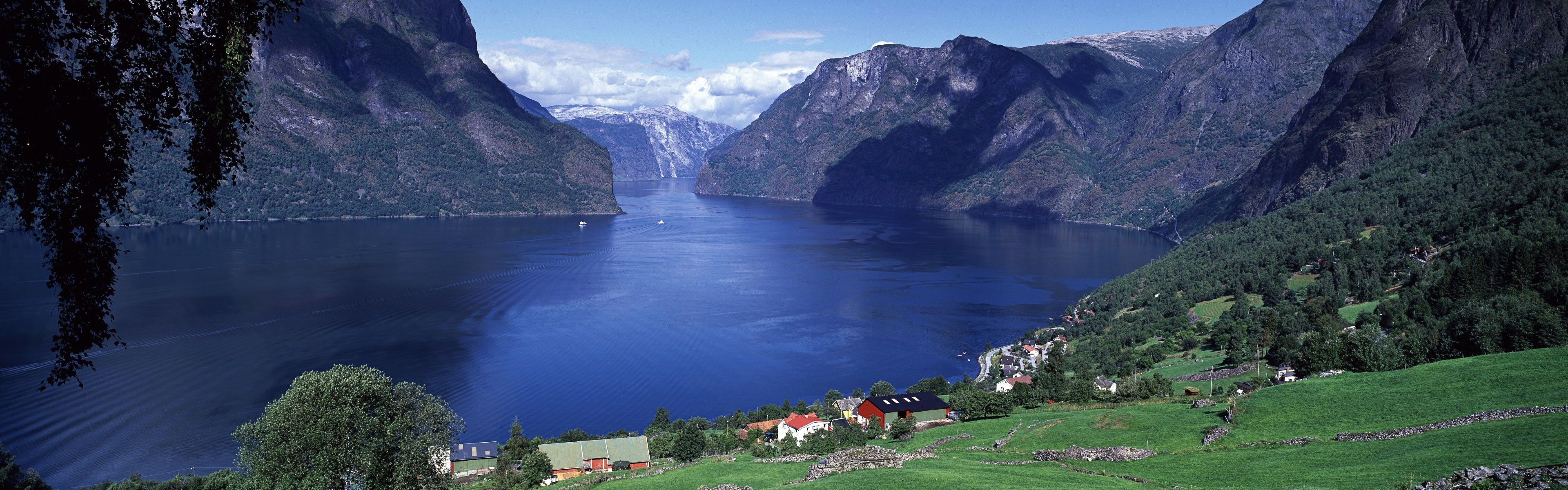 Wallpaper Aurlandsfjord, Sogn Og Fjordane County, Norway - Dual Screen Norway Background - HD Wallpaper 