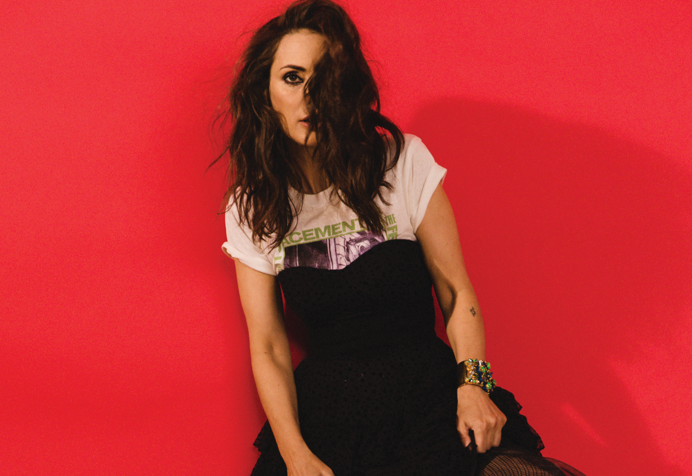 Winona Ryder Photoshoot Red - HD Wallpaper 