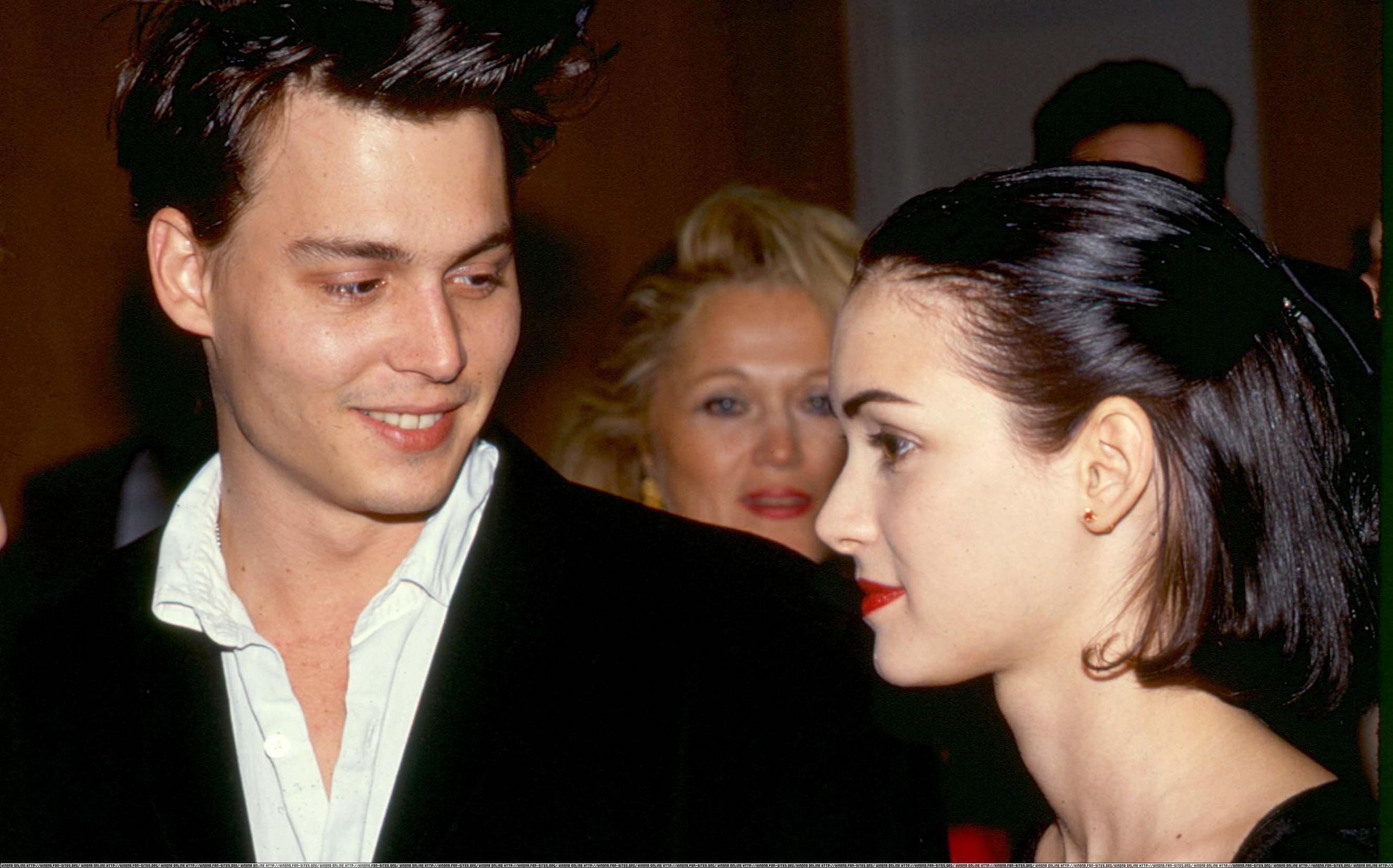 Johnny Depp Looking At Winona Ryder - HD Wallpaper 