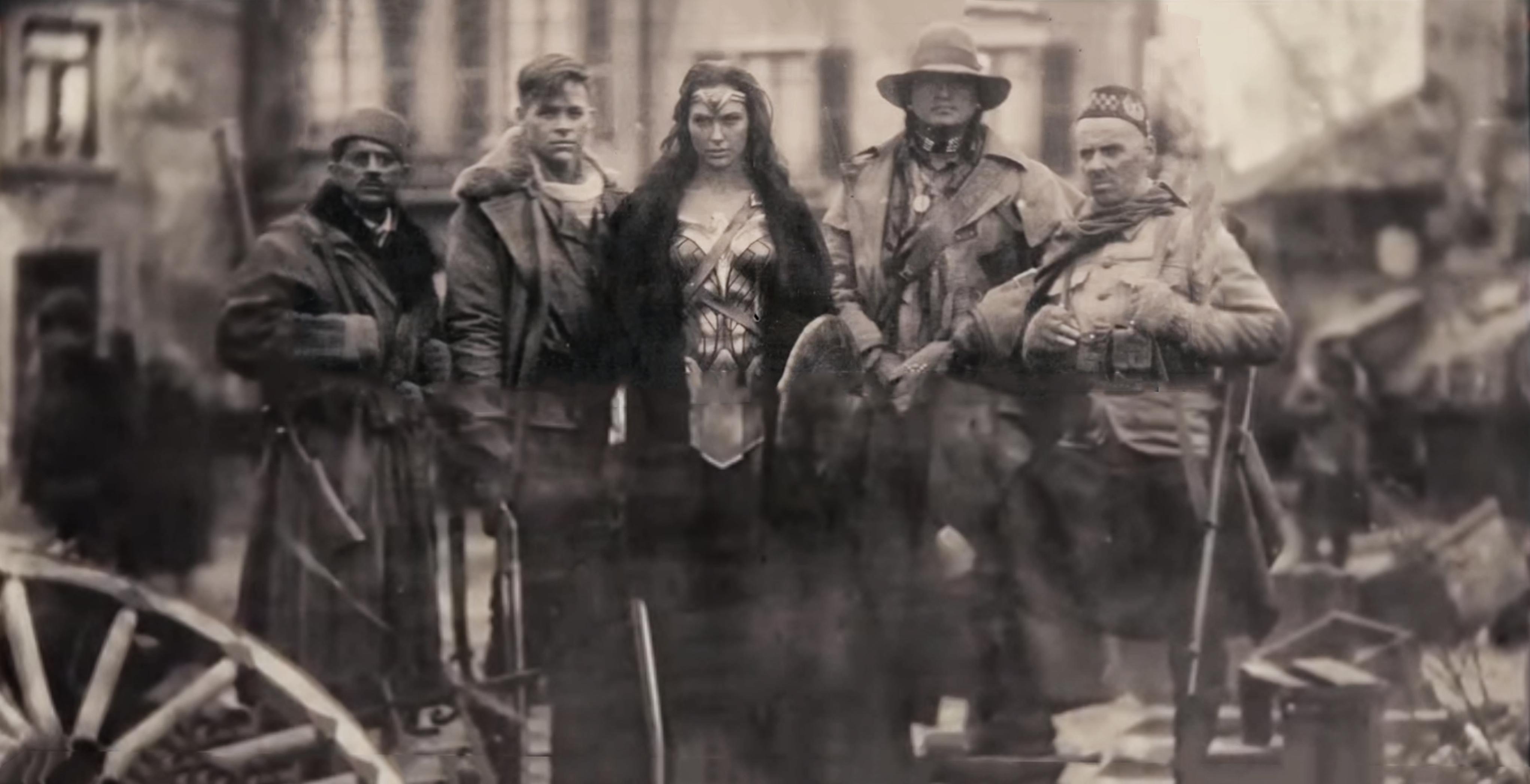Wonder Woman Old Photo Batman Vs Superman - HD Wallpaper 