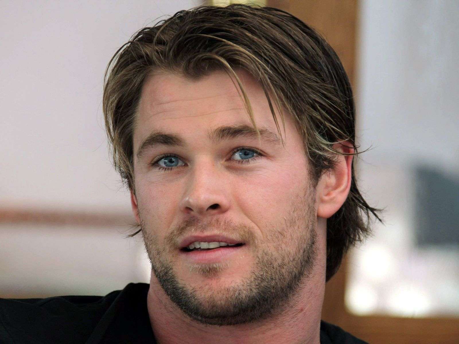 Chris Pine - Mann Mit Längeren Haaren - HD Wallpaper 