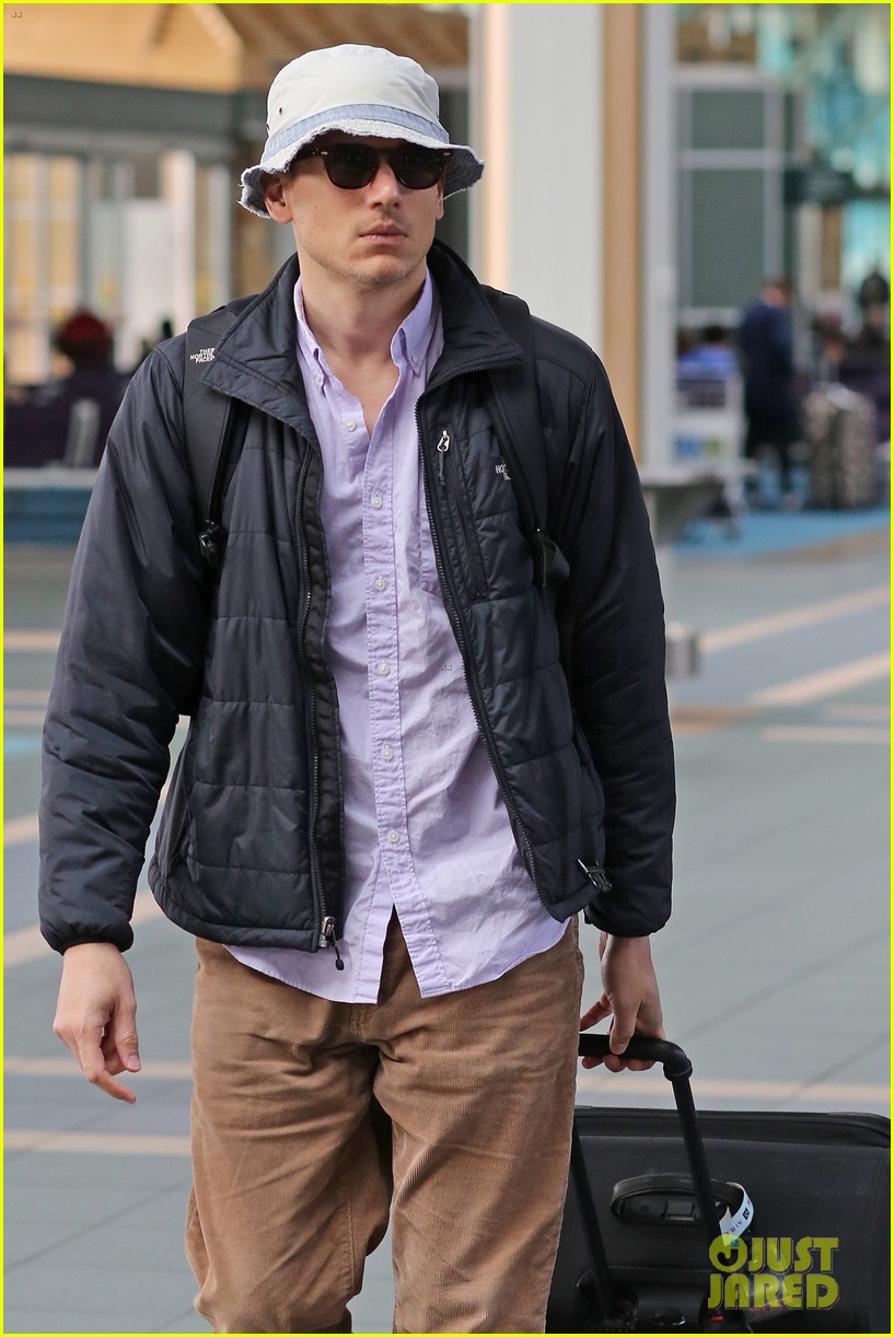 Wentworth Miller Dominic Purcell Arrive In Vancouver - Wentworth Miller Vancouver 2018 - HD Wallpaper 