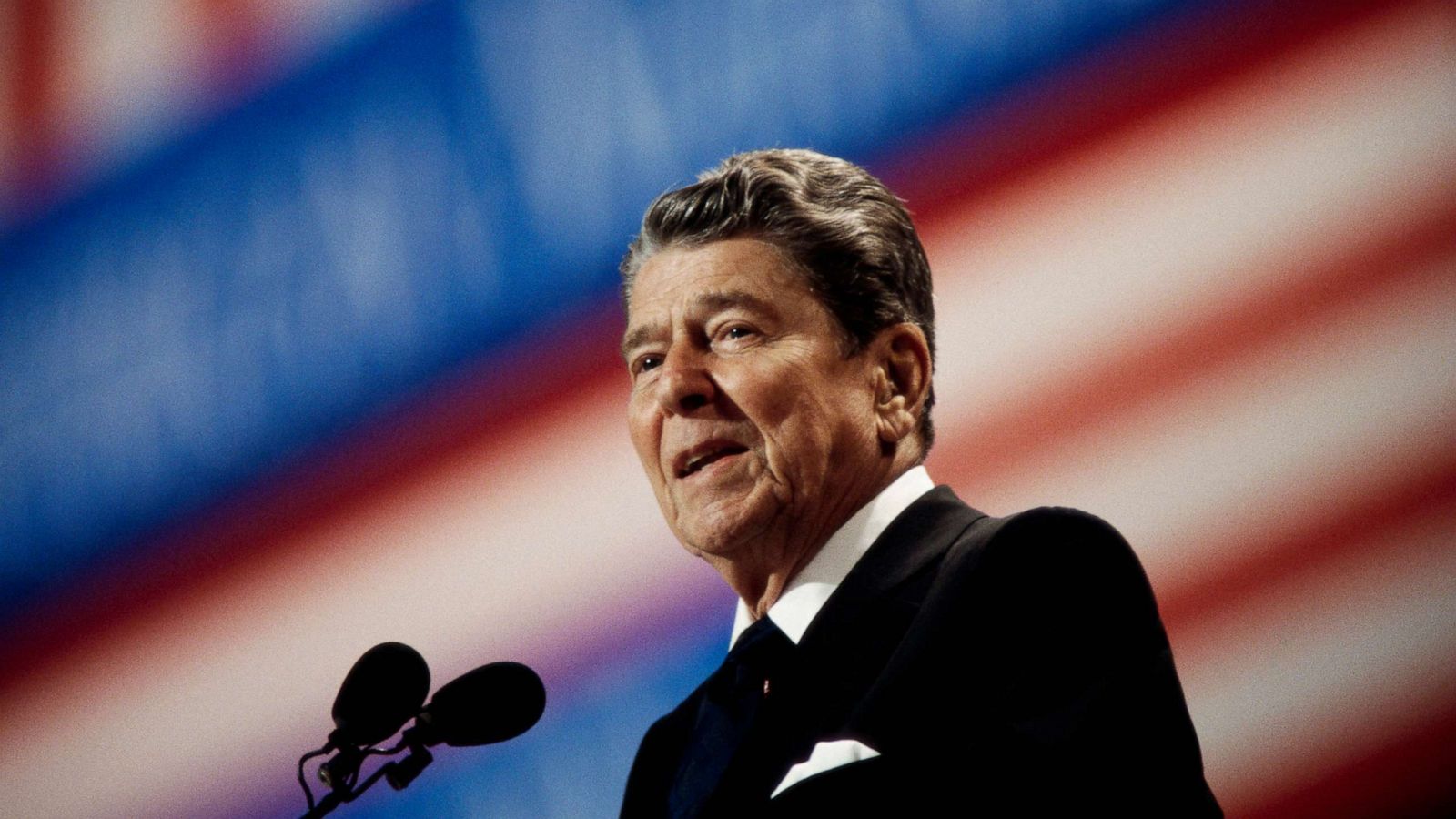 Ronald Reagan Portrait 5 - HD Wallpaper 