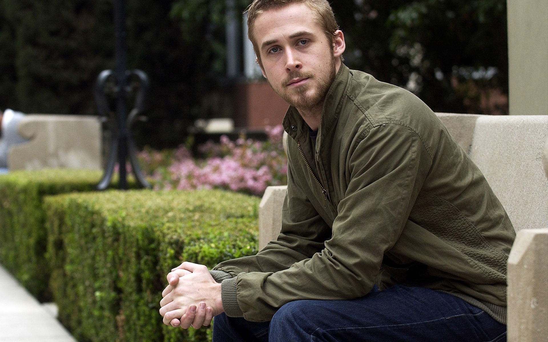 Ryan Gosling In The Park - HD Wallpaper 