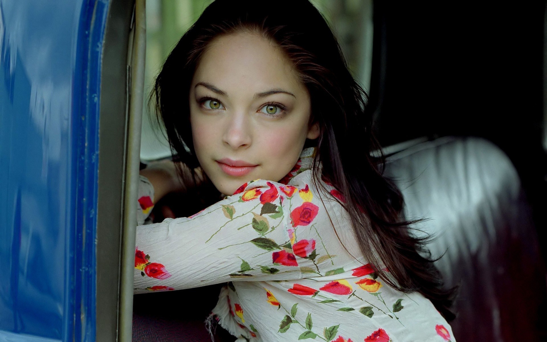 Kristin Kreuk Capelli Neri - HD Wallpaper 
