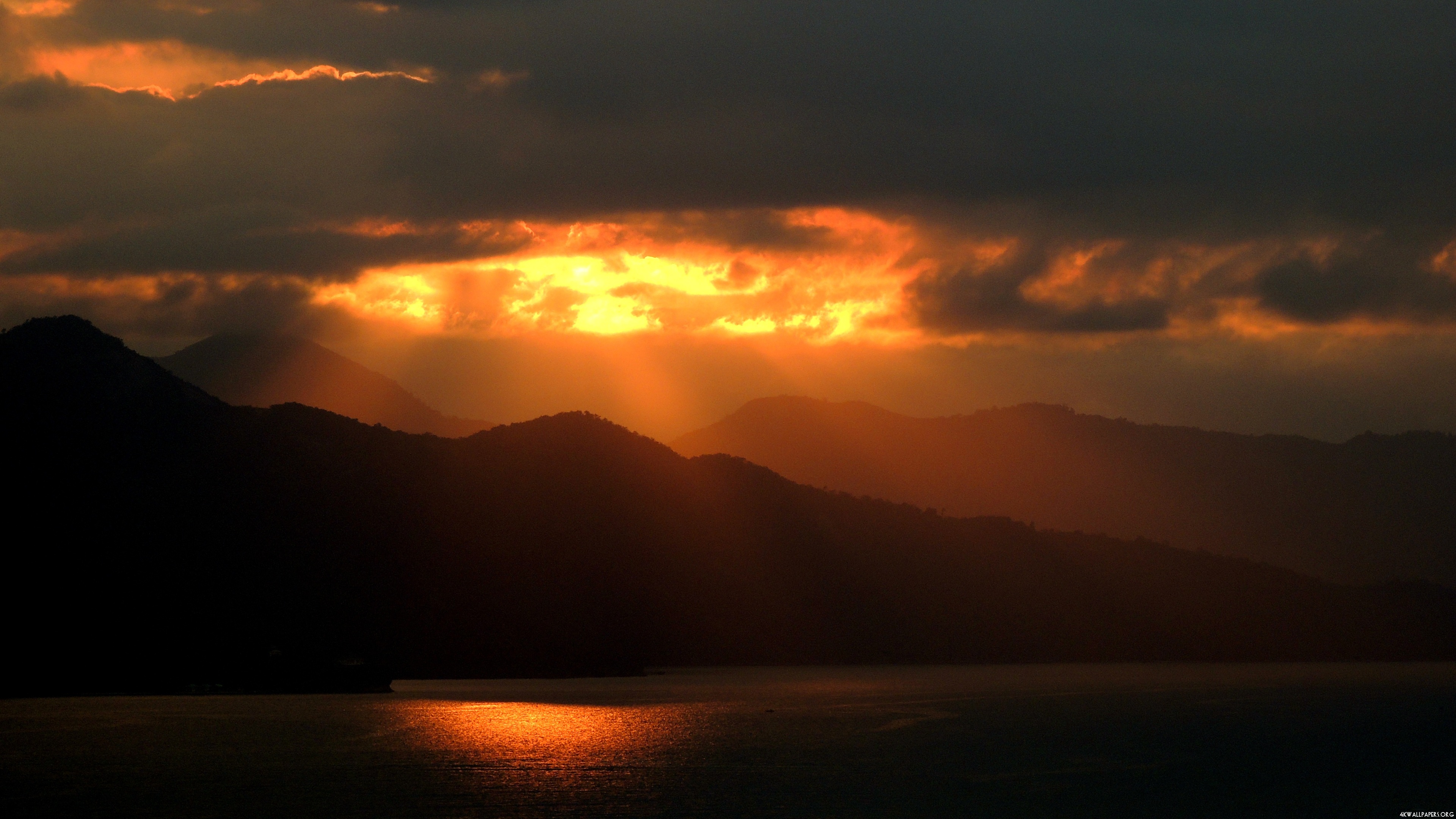 Crepuscular Rays Wallpaper - De Montanhas Por Do Sol - HD Wallpaper 