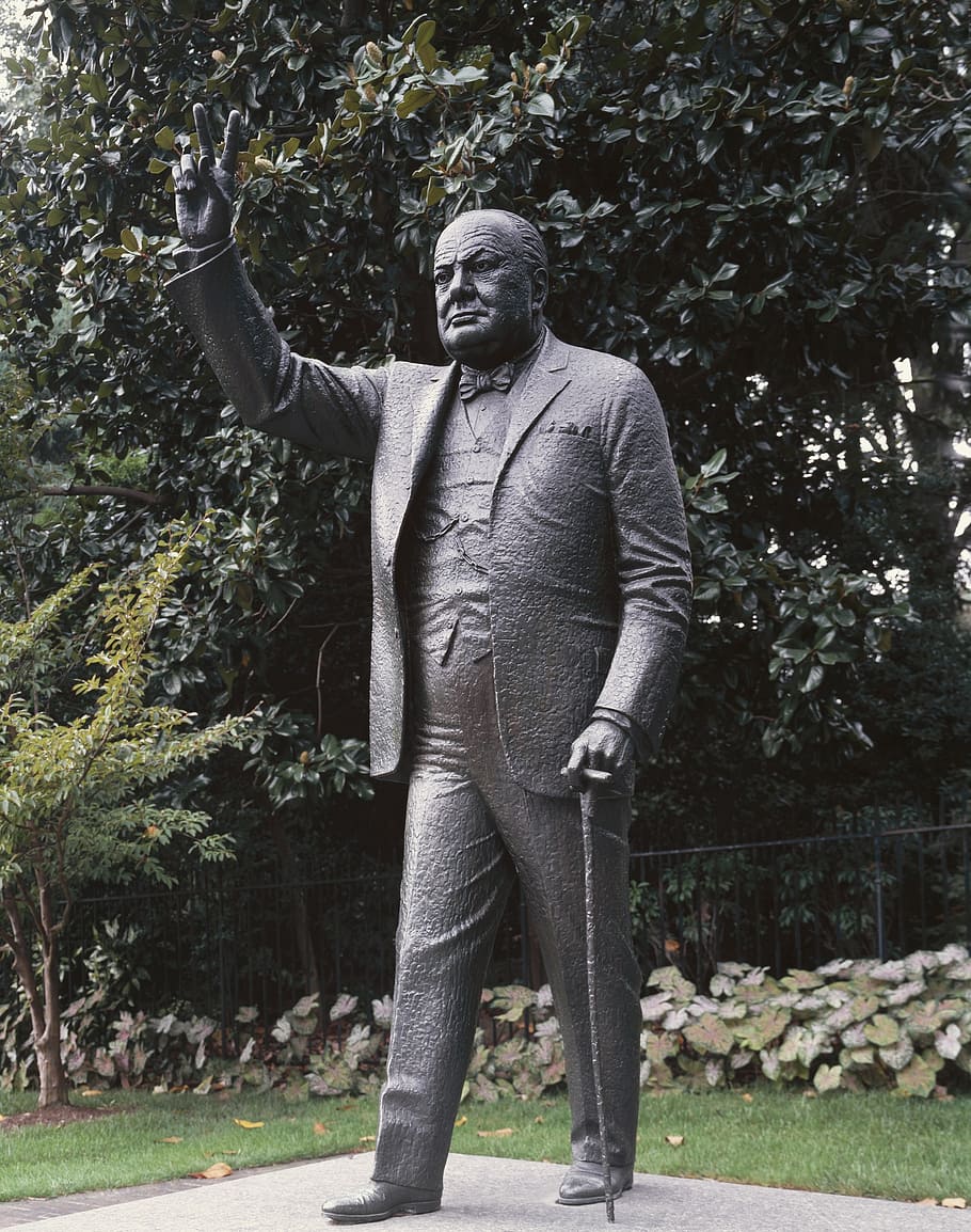 Man Holding Cane Statue, Winston Churchill, Embassy, - Churchill Statue Washington Dc - HD Wallpaper 