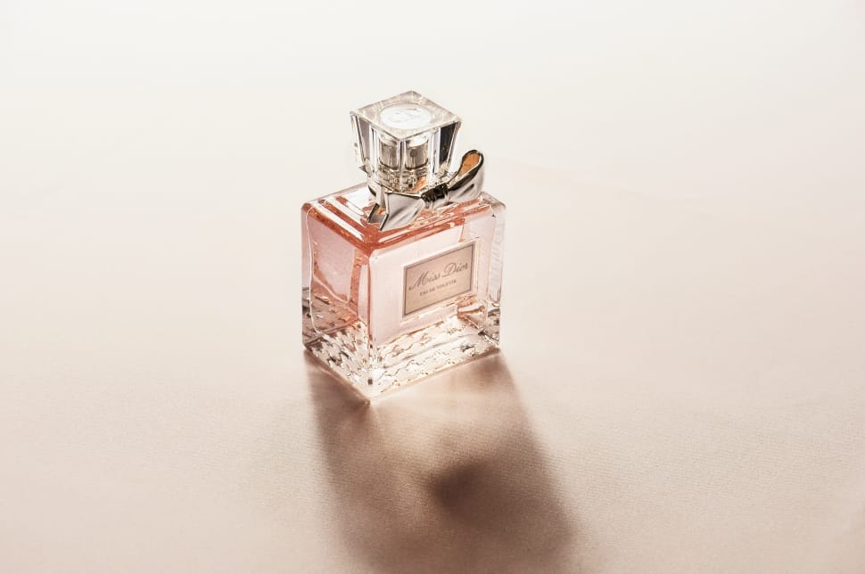 Clear Glass Perfume Bottle Preview - Simple Perfume Bottle Photography - HD Wallpaper 