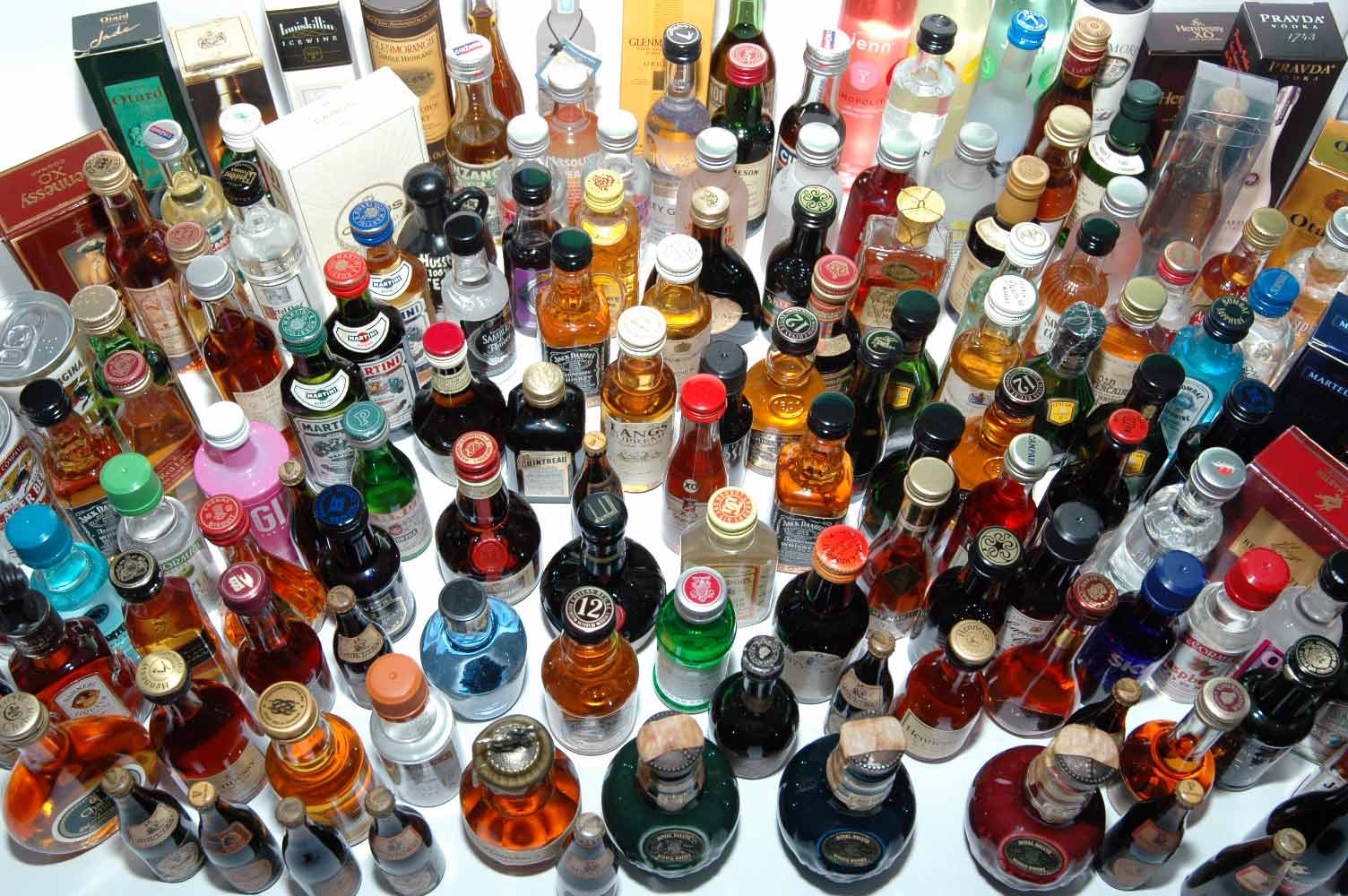Glass Vodka Alcohol Whiskey Gin Jameson Martini Hennessy - 100 Bottles Of Wine - HD Wallpaper 