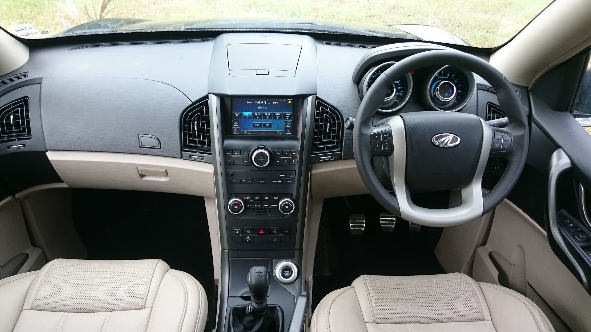 Xuv 500 Old Interior - HD Wallpaper 