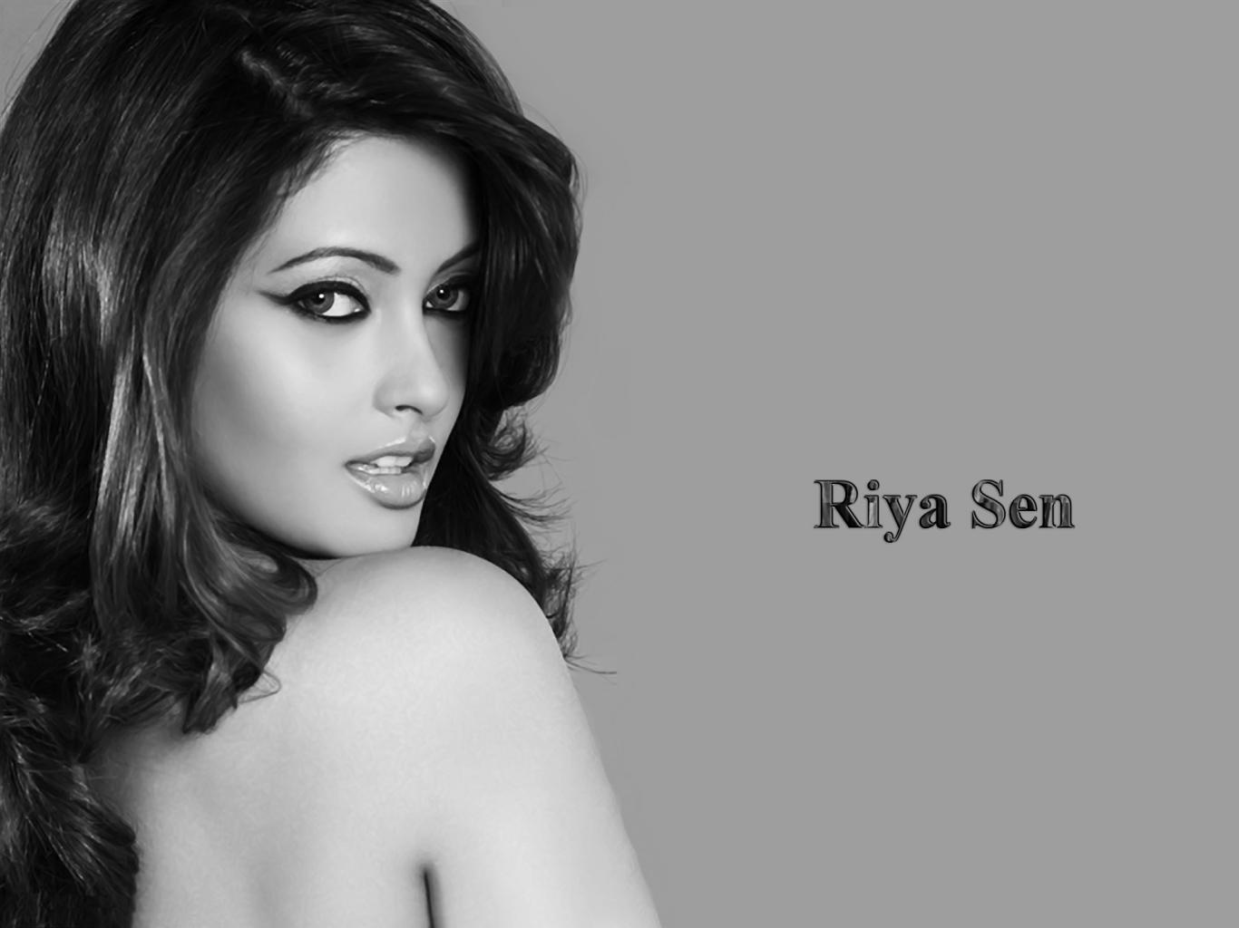 Riya Sen Bollywood Actress - Riya Sen Black And White - HD Wallpaper 