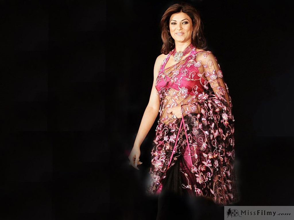 Red Sushmita Sen Sarees - HD Wallpaper 