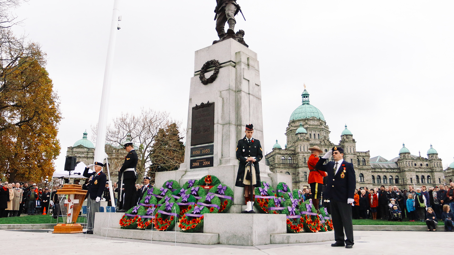 Soldiers On Remembrance Day In Front A Statue - Victoria Bc Remembrance Day Ceremonies - HD Wallpaper 
