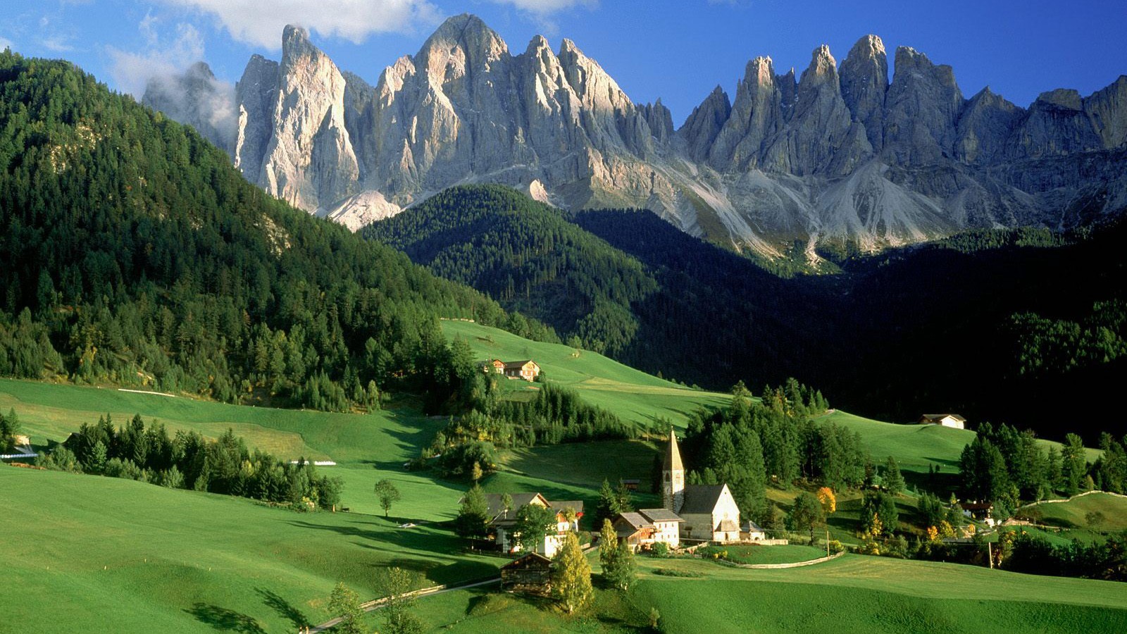 An Eye Of Greeness And Prosperity, A Small Yet Comfortable - Dolomites Italy - HD Wallpaper 