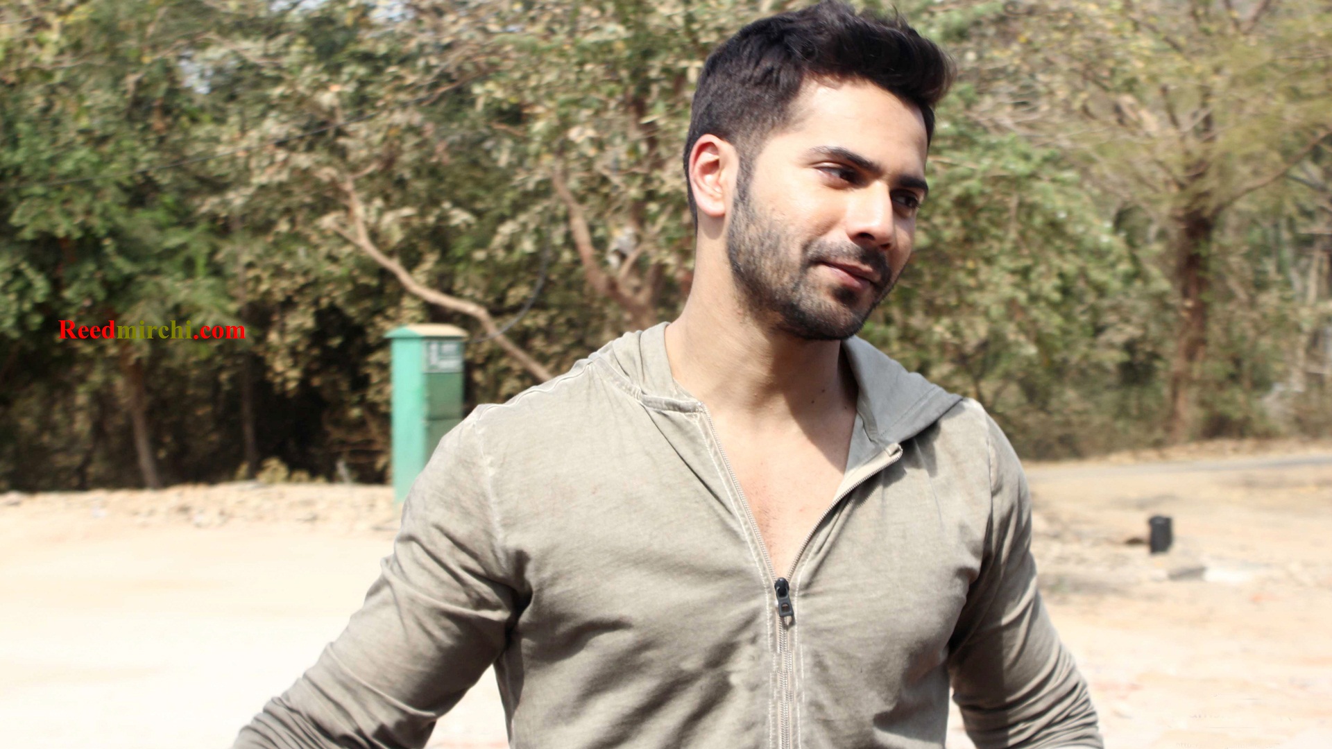 Varun Dhawan Latest Images Hd - HD Wallpaper 