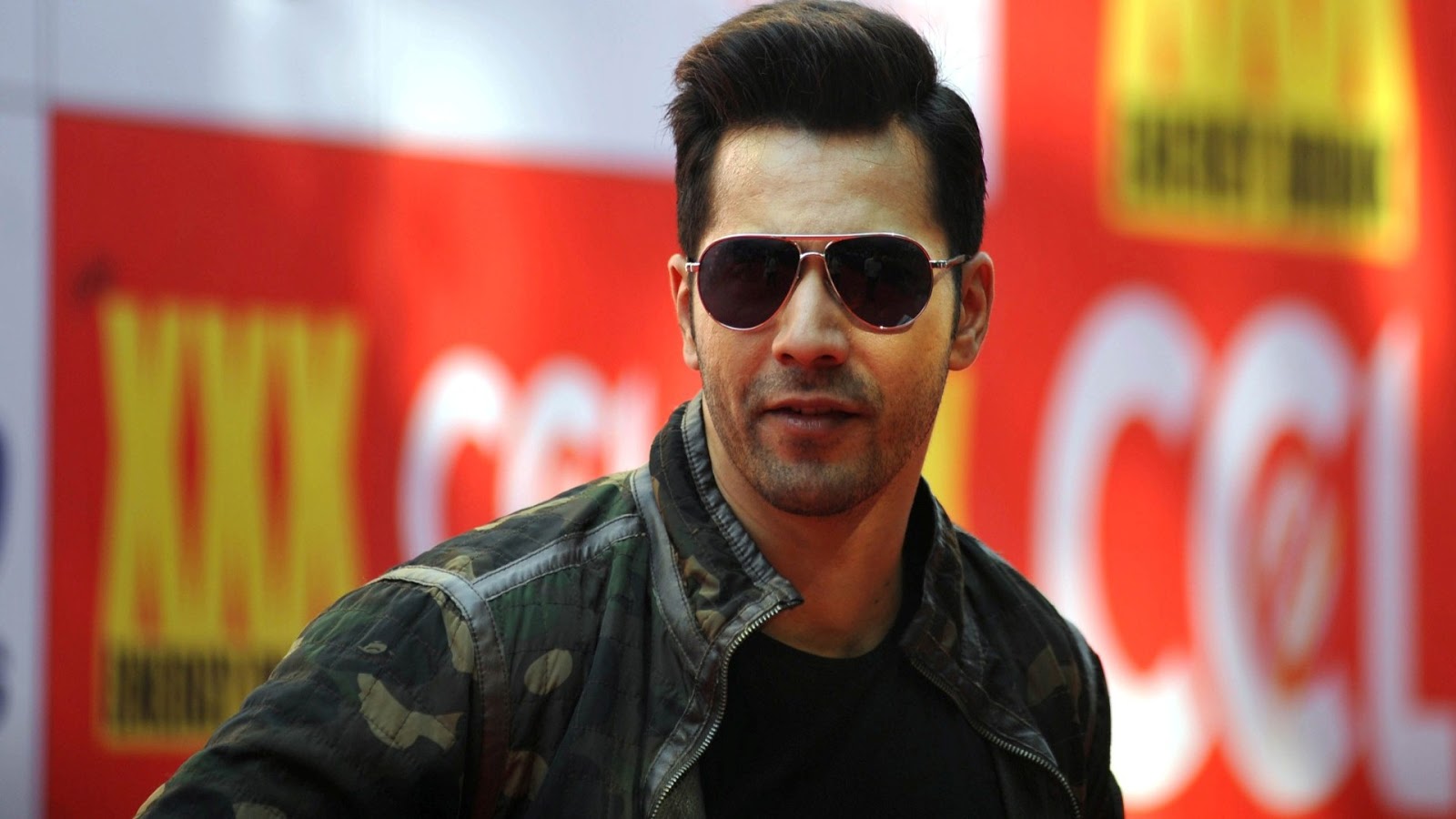 Download Varun Dhawan Pic Latest - HD Wallpaper 