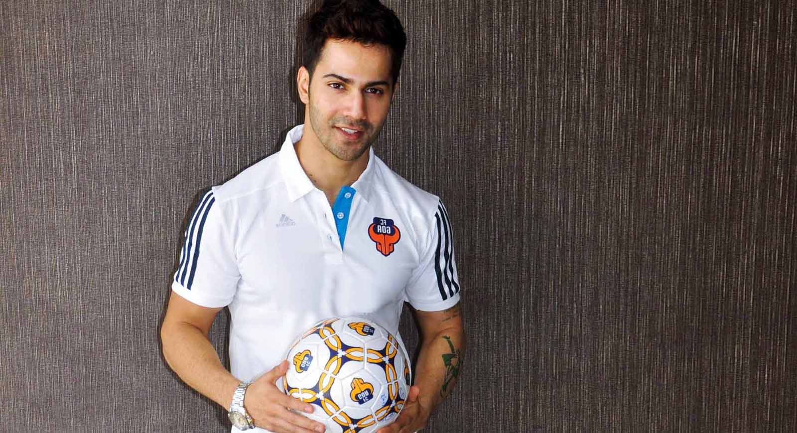Bollywood Cute Actor Varun Dhawan Wallpapers And Backgrounds - Soccer Player - HD Wallpaper 