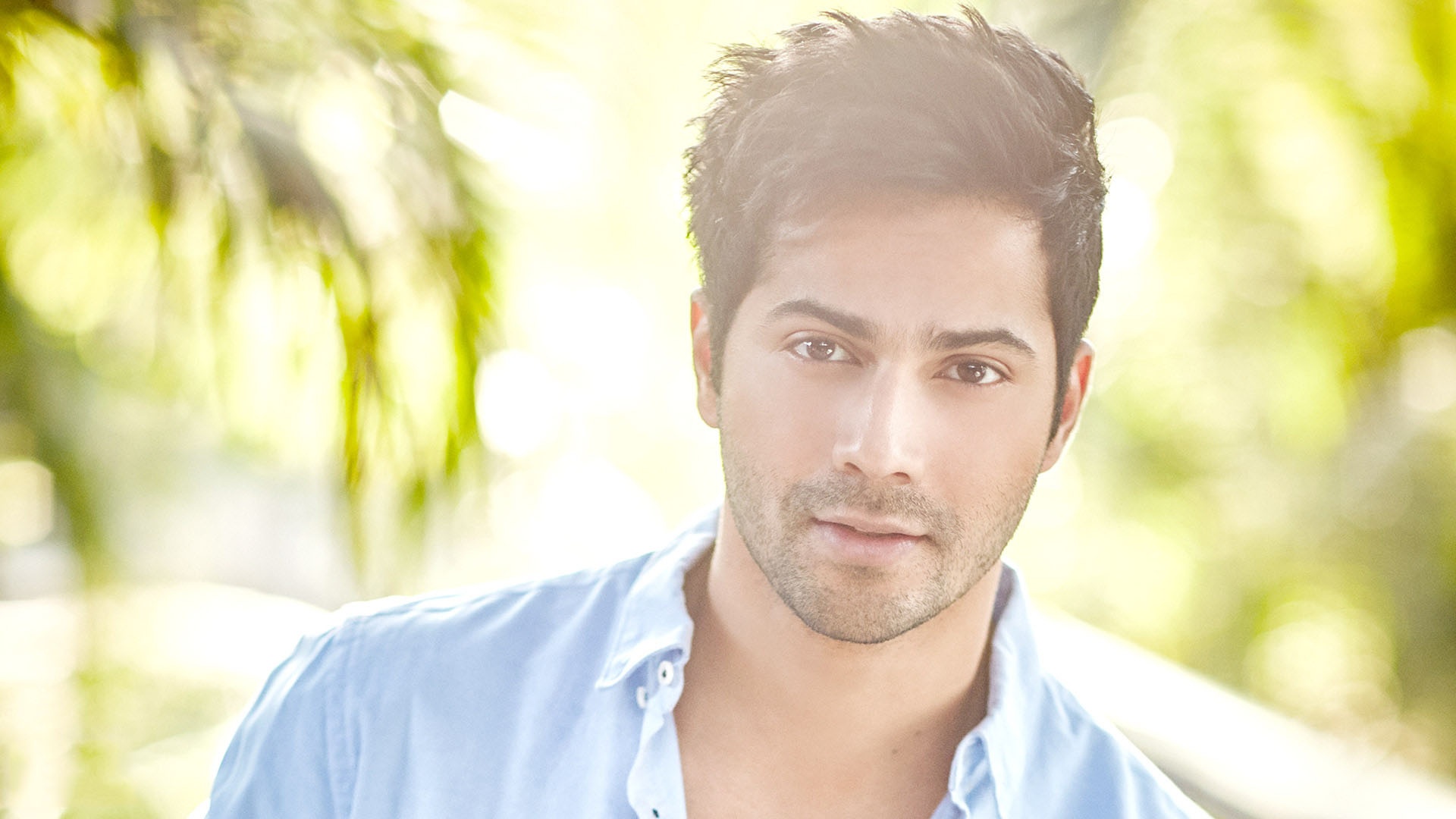 Varun Dhawan In Sky Blue Shirt - Varun Dhawan - HD Wallpaper 