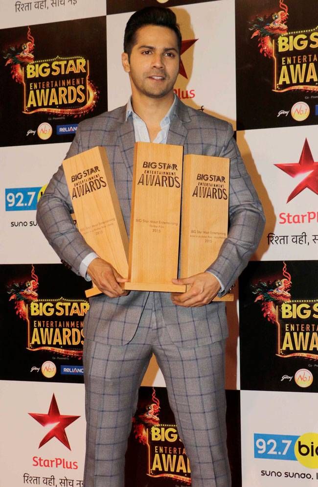 Varun Dhawan In Award Shows - HD Wallpaper 
