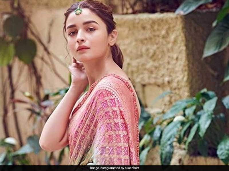Alia Bhatt Channels Her Inner Roop - Alia Bhatts - HD Wallpaper 