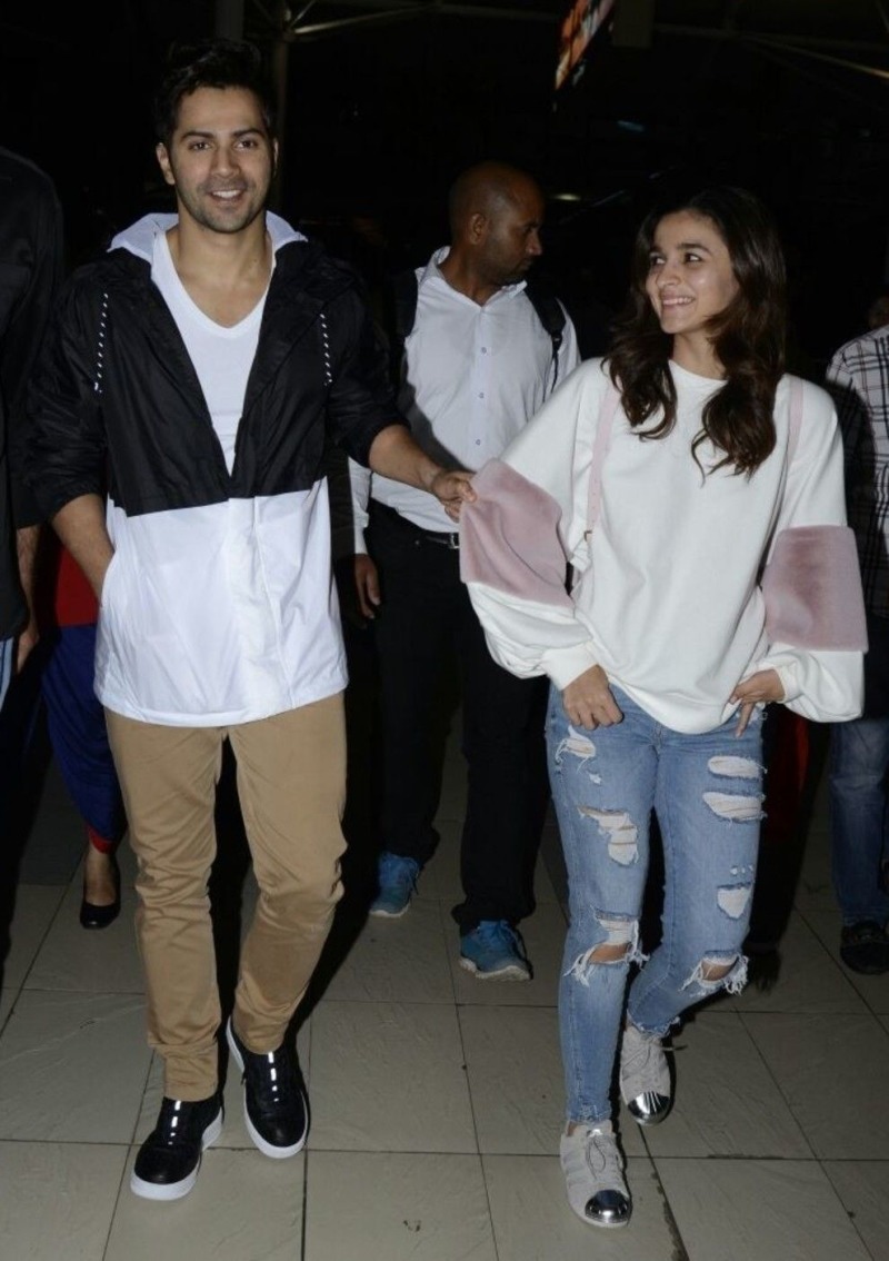 Alia Bhatt And Varun Dhawan Holding - HD Wallpaper 