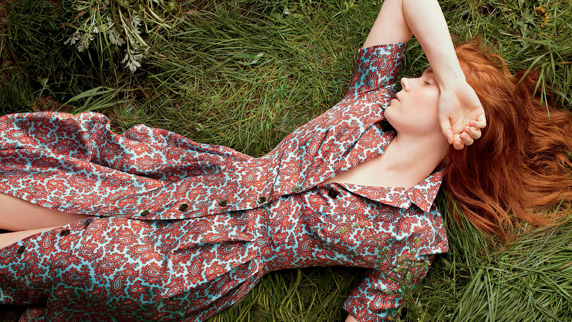 Girl, Dress, Redhead, Grass, Amy Adams, Sleep Photo - Florence Welch Annie Leibovitz - HD Wallpaper 