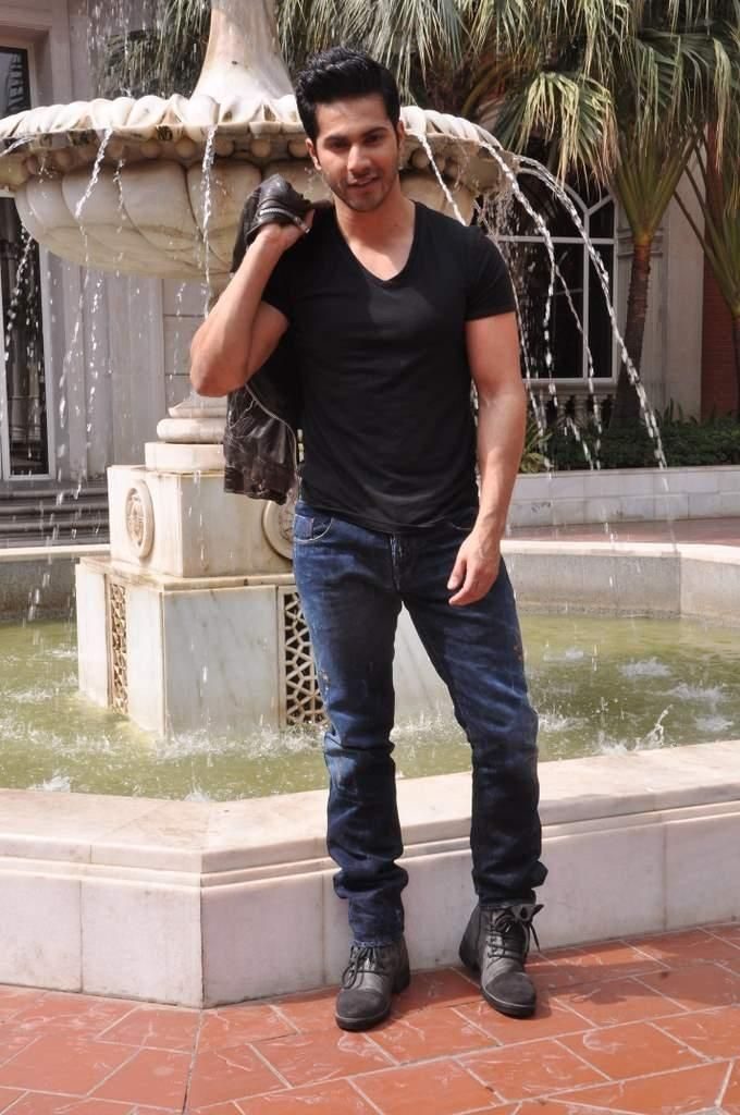 Full Photos Of Varun Dhawan - HD Wallpaper 