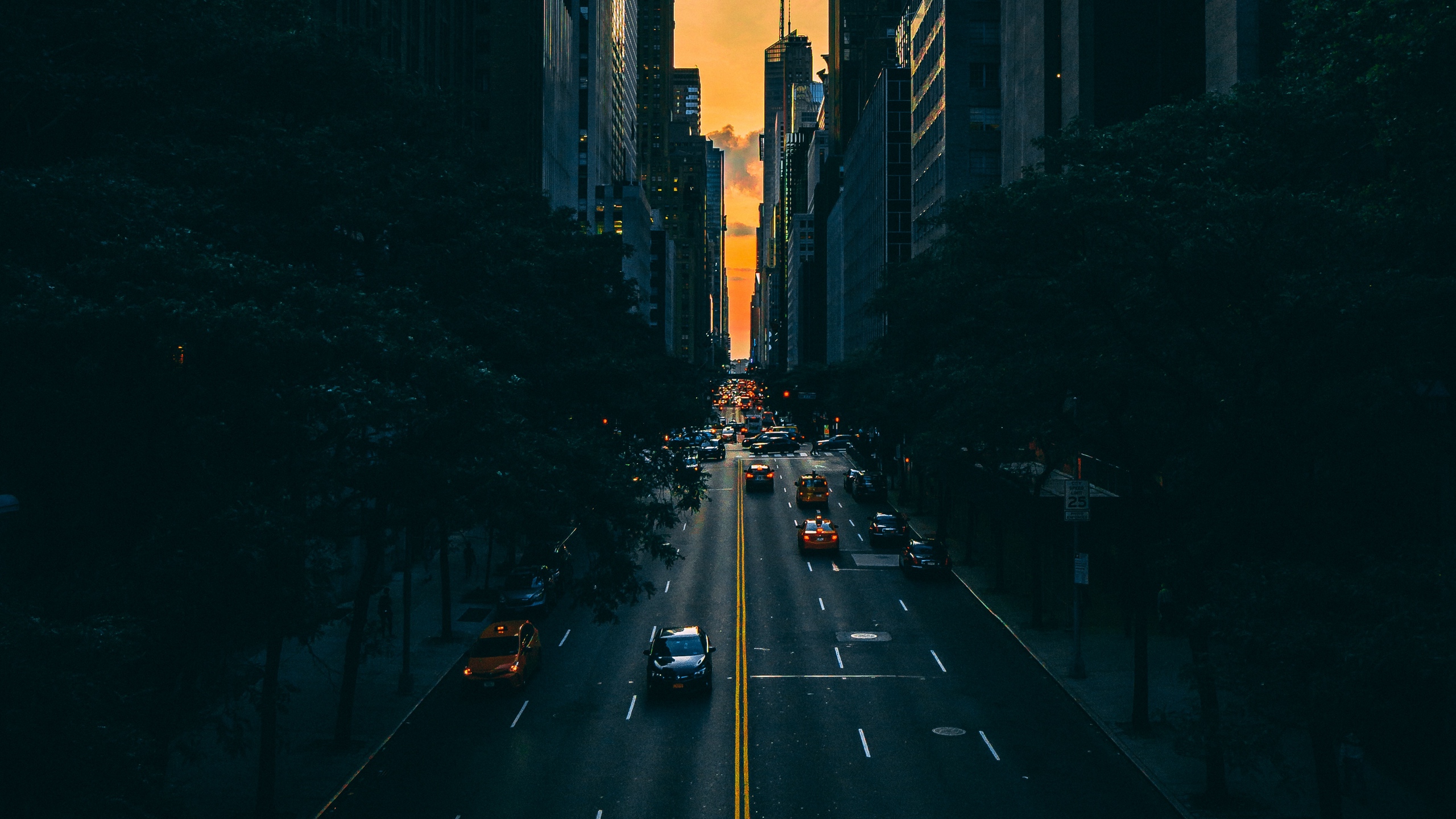 Wallpaper Of Road, Traffic, Skyscrapers, Manhattan, - Fondos De Pantalla Negros - HD Wallpaper 