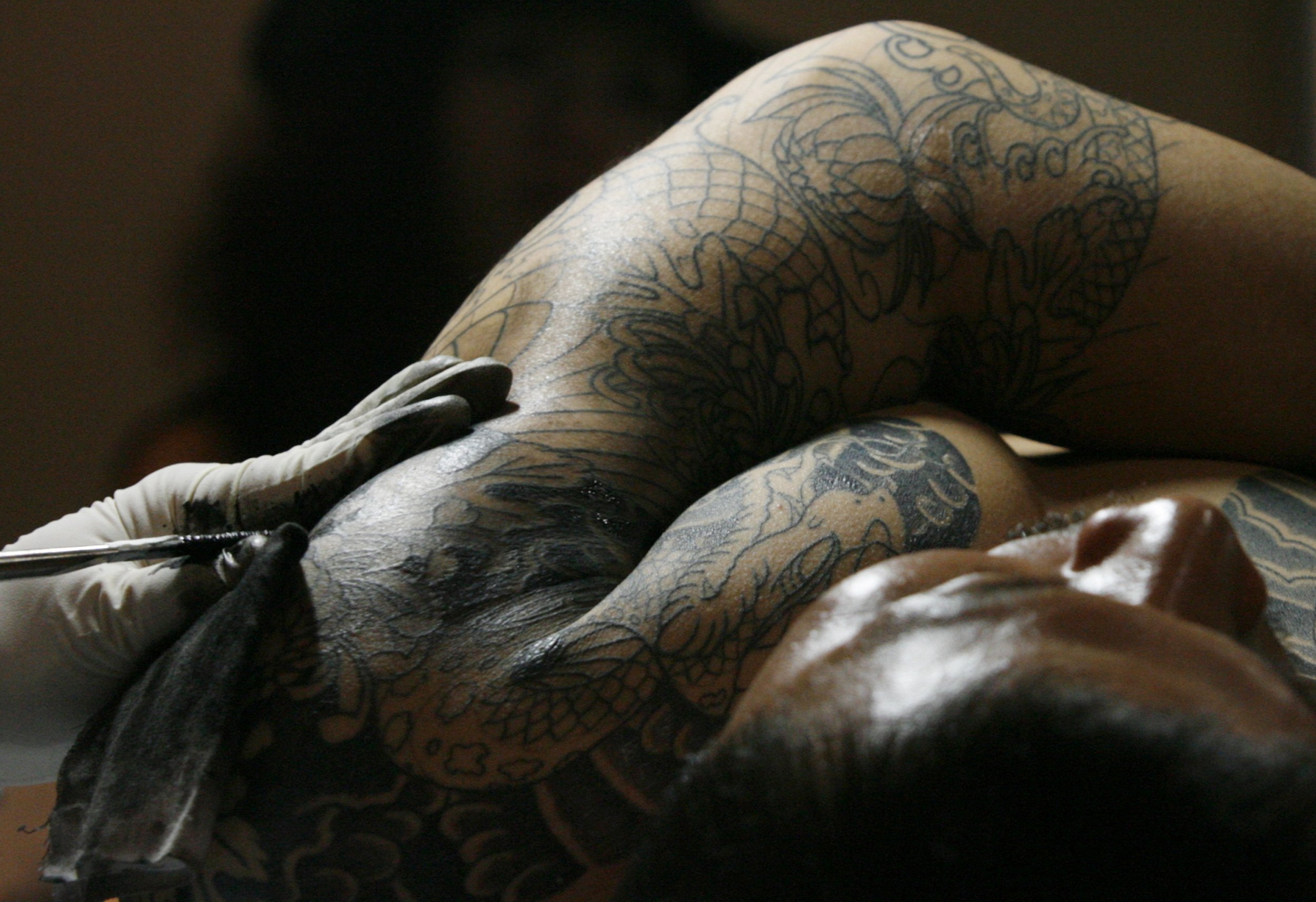 Man Getting A Tattoo - HD Wallpaper 